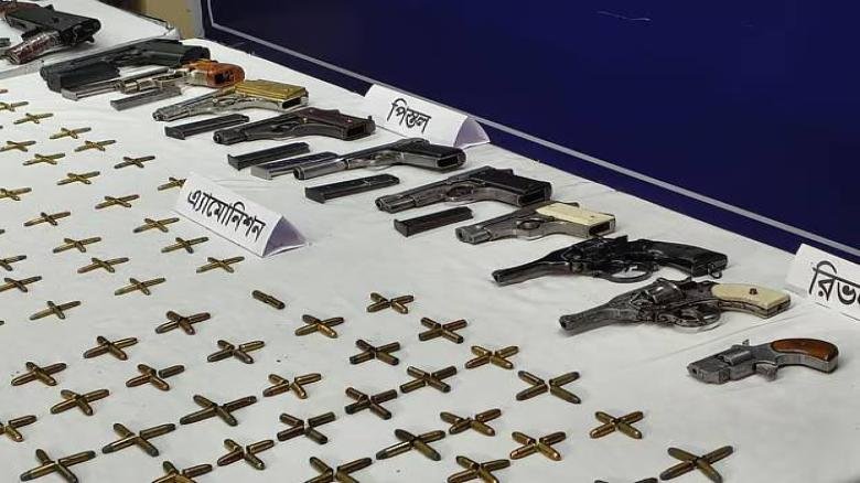 এক বাড়িতে এত অস্ত্র, গ্রেপ্তার কে এই দীপুk