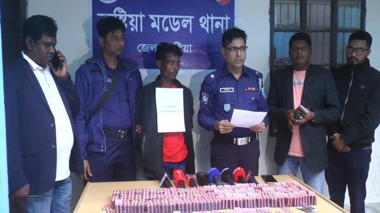 কুষ্টিয়া মডেল থানা পুলিশের বিশেষ অভিযানে বিপুল পরিমাণ টাপেন্টাডলসহ মাদক ব্যবসায়ী আটক