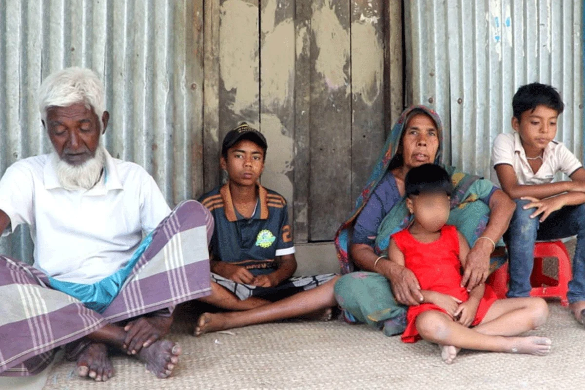 ভ্যান চালিয়ে পাঁচ সদস্যের সংসার চালাচ্ছেন ১০ বছরের জুনায়েদ