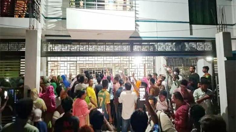কুষ্টিয়ায় সাবেক মেয়র আনোয়ারের বাড়িতে অভিযান, বাইরে...